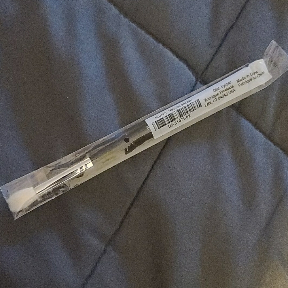 YOUNIQUE fluffy crease brush